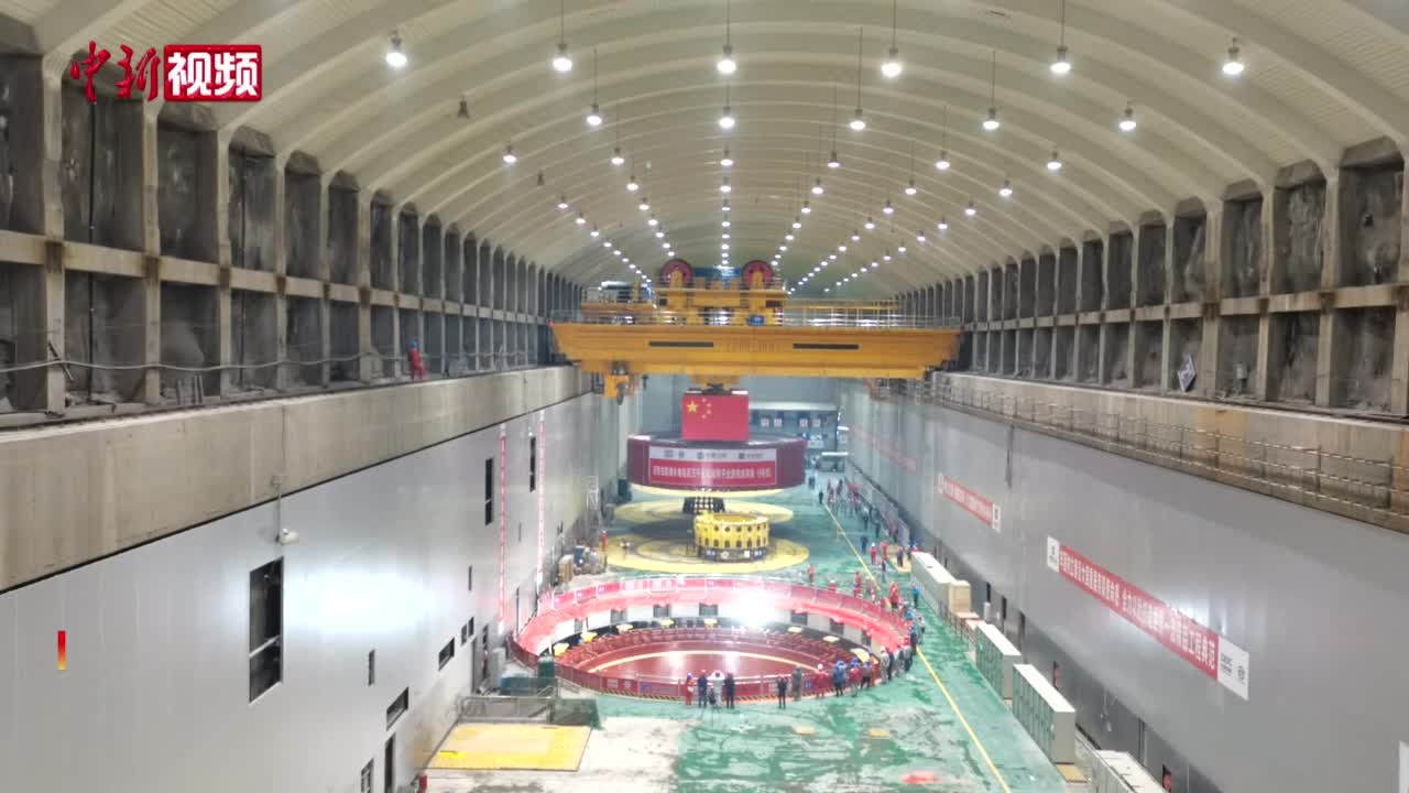 白鹤滩水电站最后一台百万千瓦机组转子吊装就位