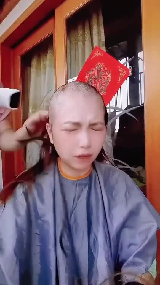 泪目丈夫帮癌症妻子剃头后把自己头发剃光